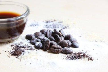 Kahve çekirdeği, şeker ve krema, ahşap arka planda.