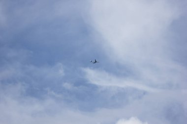 Büyük yolcu uçağı mavi ve bulutlu gökyüzünde