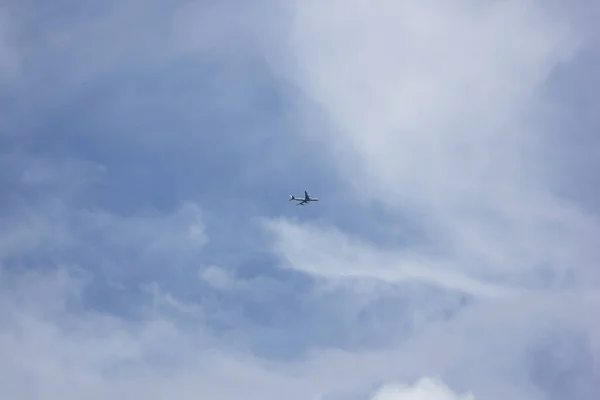 Grand Avion Réaction Passagers Sur Ciel Bleu Nuageux — Photo