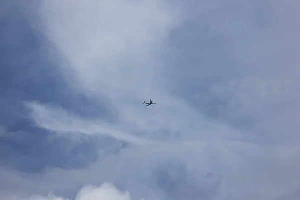 Avión Jet Big Passenger Cielo Azul Nublado — Foto de Stock