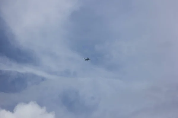 Avião Jato Passageiros Grandes Céu Azul Nuvem — Fotografia de Stock