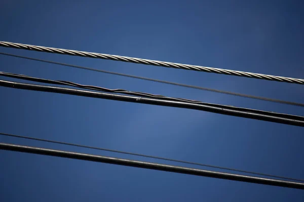 Zamknij Eletricity Line Niebieskim Tle Nieba — Zdjęcie stockowe