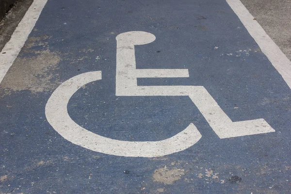 Κόκκινη Γραμμή Της Πινακίδας Στάθμευσης Αναπηρικής Πολυθρόνας Στο Δρόμο — Φωτογραφία Αρχείου