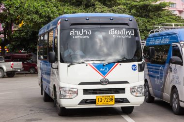 Chiangmai, Tayland - 10 Ekim 2020: Mini Otobüs Blue9 Company, Toyota Coaster. Lampang ve Phrae yolu. Fotoğraf: Chiangmai otobüs durağı, Tayland.