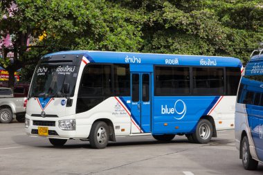 Chiangmai, Tayland - 10 Ekim 2020: Mini Otobüs Blue9 Company, Toyota Coaster. Lampang ve Phrae yolu. Fotoğraf: Chiangmai otobüs durağı, Tayland.
