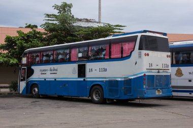 Chiangmai, Tayland - 10 Ekim 2020: Cherdchai tur şirketi otobüsü. Bangkok ve Chiangmai yolu. Fotoğraf Chiangmai otobüs durağında..