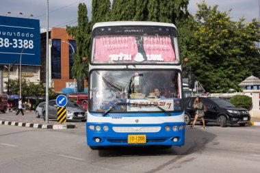 Chiangmai, Tayland - 10 Ekim 2020: Cherdchai tur şirketi otobüsü. Bangkok ve Chiangmai yolu. Fotoğraf Chiangmai otobüs durağında..