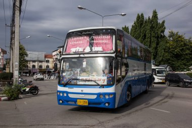 Chiangmai, Tayland - 10 Ekim 2020: Cherdchai tur şirketi otobüsü. Bangkok ve Chiangmai yolu. Fotoğraf Chiangmai otobüs durağında..