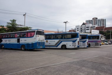 Chiangmai, Tayland - 10 Ekim 2020: Chiangmai (Tayland) ve Luangprabang (Laos) arasında uluslararası otobüs. Fotoğraf: Chiangmai otobüs durağı, Tayland.