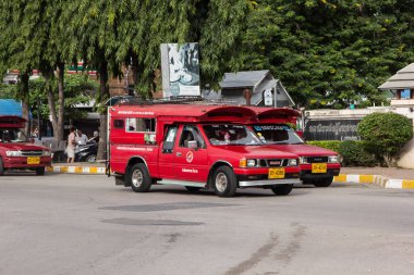Chiangmai, Tayland - 10 Ekim 2020 Red Mini Truck Taxi Chiangmai. Servis Chiangmai şehrinde. Fotoğraf: Chiangmai Ana Otobüs İstasyonu.