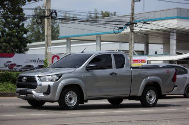 Chiangmai, Tayland - 10 Ekim 2020: Özel pikap Toyota Hilux Revo. 1001 numaralı yolda, Chiangmai şehrinden 8 km uzakta..