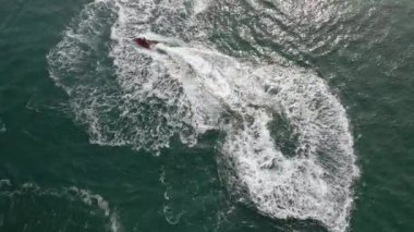 Su motosikleti Deniz keskin dönüşler yapar