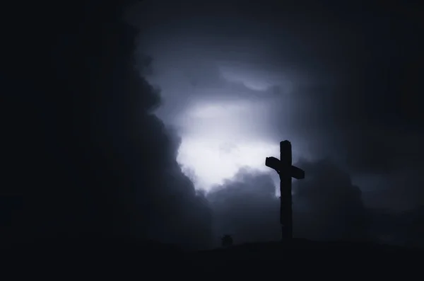 Oscuro Paisaje Aterrador Con Silueta Cruz Colina Nubes Tormenta Noche —  Fotos de Stock