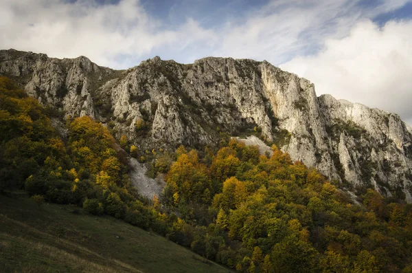 Vetta di montagna, scogliere e fogliame foresta colorata nel paesaggio naturale autunnale — Foto Stock