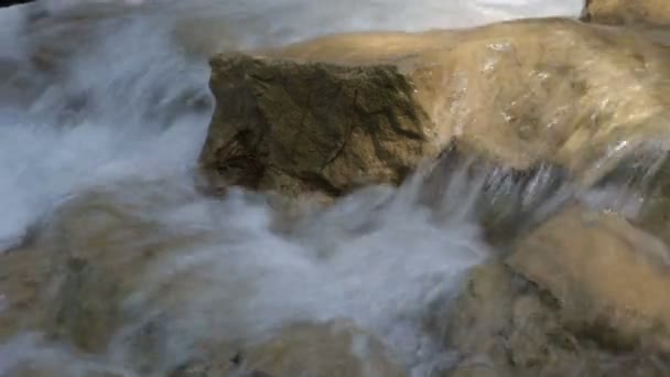 Arroyo Montaña Pequeña Cascada Cayendo Sobre Rocas Con Sonido Loopable — Vídeos de Stock