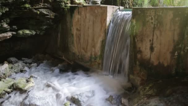 Ručně vyrobené malé vodopád — Stock video
