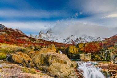 Mount Fitzroy görünümünü gündoğumu sırasında. Sonbaharda Arjantinli Patagonya