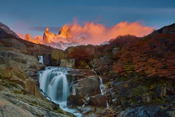 Vue du mont Fitzroy au lever du soleil. Patagonie argentine en automne — Photo