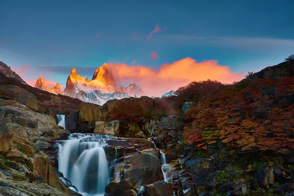 Vue du mont Fitzroy au lever du soleil. Patagonie argentine en automne — Photo