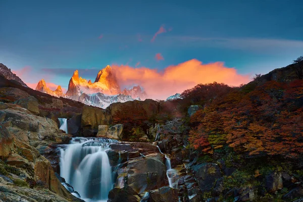 Uitzicht op Mount Fitzroy tijdens zonsopgang. Argentijns Patagonië in het najaar — Stockfoto