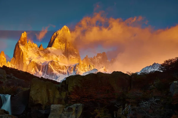 Uitzicht op Mount Fitzroy tijdens zonsopgang. Argentijns Patagonië in het najaar — Stockfoto