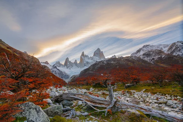 View of Mount Fitzroy during sunset. Argentine Patagonia in Autumn — Stock Photo, Image