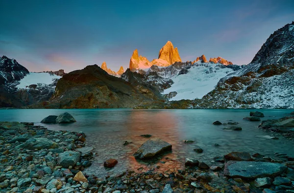 Uitzicht op Mount Fitzroy tijdens zonsopgang. Argentijns Patagonië in het najaar — Stockfoto