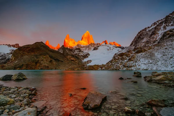 Mount Fitzroy görünümünü gündoğumu sırasında. Sonbaharda Arjantinli Patagonya