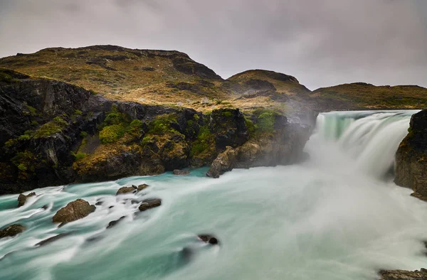 Θέαση του καταρράκτη Salto Grande στο πάρκο Torres Del Paine στη συννεφιά. Χιλιανή Παταγονία το φθινόπωρο — Φωτογραφία Αρχείου