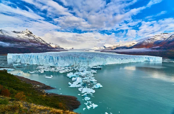 Göl ve buzul manzarası. Perito Moreno Ulusal Parkı, Los Glaciares. Sonbaharda Arjantin Patagonyası.