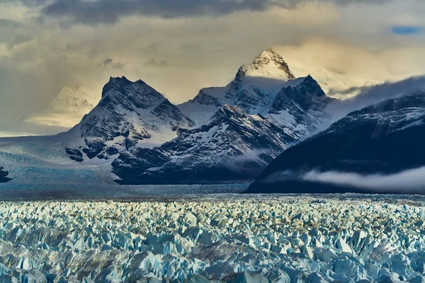 Vista sul lago e sul ghiacciaio del Parco Nazionale del Perito Moreno Los Glaciares. La Patagonia argentina in autunno . — Foto Stock