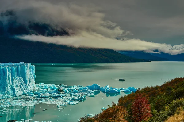 Kilátás a tóra és a gleccserre Perito Moreno nemzeti park Los Glaciares. Argentin Patagónia ősszel. — Stock Fotó
