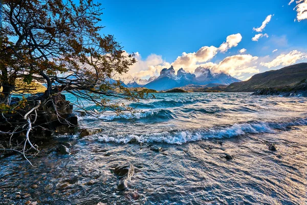 Parlak gündoğumu sırasında Milli Parkı Torres del Paine Mount Cuernos del Peine görünümünde. Sonbaharda Şili Patagonya. — Stok fotoğraf