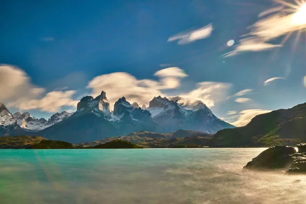 Θέα στο εθνικό πάρκο Torres del Paine κατά την Ανατολή του ηλίου φωτεινό Mount Cuernos del Peine. Χιλιανή Παταγονία το φθινόπωρο. — Φωτογραφία Αρχείου