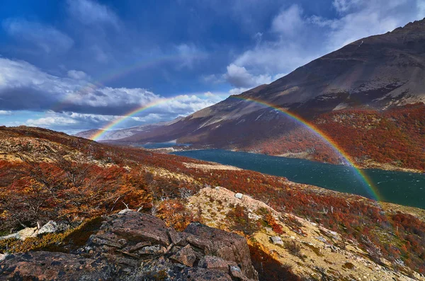 Горы и радуга в национальном парке Los Glaciares. Аргентинская Патагония осенью — стоковое фото
