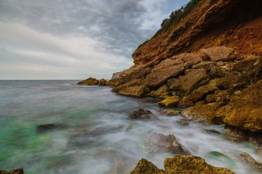 Sunset Beach city Denia yakınındaki kayaların arasındaki. Bölge Valencia, İspanya.