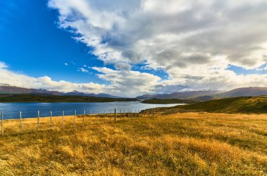 Manzara tierra del fuego Ushuaia yakınındaki küçük bir yerleşim yanında. Sonbaharda Arjantinli Patagonya
