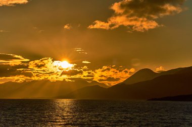 Beagle Kanalı sırasında günbatımı yanındaki Ushuaia'nın görünümü. Arjantin ve Şili Patagonya