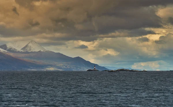 Uitzicht op het Beagle-kanaal tijdens zonsondergang naast Ushuaia. Argentijnse en Chileens Patagonië — Stockfoto