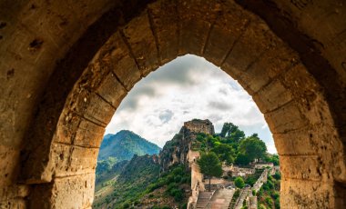 Ortaçağ Kalesi, beklediği dramatik ve parlak gökyüzü yağmurdan sonra karşı. Valencia bölge. İspanya