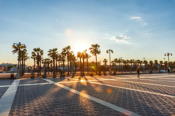 Gün batımından önce Malvarrosa beach çıkabilir. Valencia, İspanya.