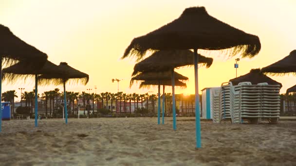 Solar disken försvinner bakom husen under solnedgången på stranden av Malvarrosa. Valencia, Spanien — Stockvideo