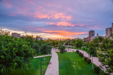 Park Turia yağmur önce parlak bir gün batımı. Valencia, İspanya