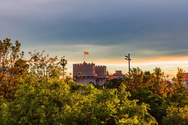 A bright sunset in the park of Turia before the rain. Valencia, Spain. — Stock Photo, Image