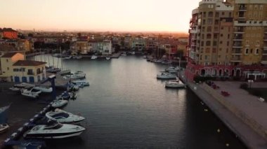Yukarıdan Valencia yakınındaki Akdeniz kıyısında günbatımı sırasında görüntüleyin. Bağlantı noktası Saplaya İspanya
