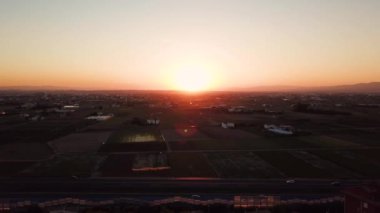 Yukarıdan Valencia yakınındaki Akdeniz kıyısında günbatımı sırasında görüntüleyin. Bağlantı noktası Saplaya İspanya