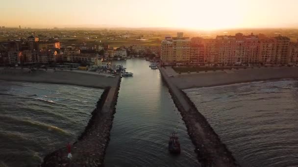 Visa från ovan under solnedgången på Medelhavet kusten nära Valencia. Port Saplaya i Spanien — Stockvideo