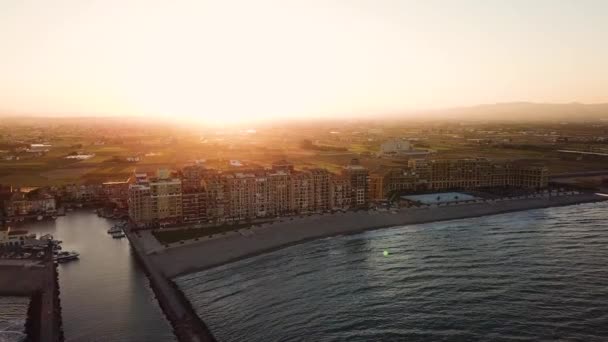 Vista desde arriba durante el atardecer en la costa mediterránea cerca de Valencia. Puerto Saplaya en España — Vídeo de stock