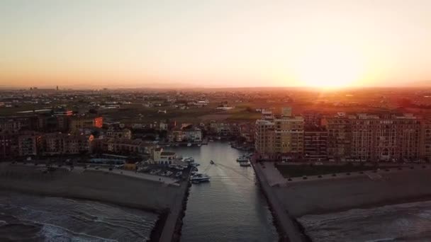 Lihat dari atas selama matahari terbenam di pantai laut Mediterania dekat Valencia. Pelabuhan Saplaya di Spanyol — Stok Video