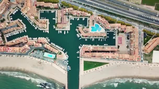 Vista de cima durante o pôr do sol na costa do mar Mediterrâneo perto de Valência. Port Saplaya em Espanha — Vídeo de Stock